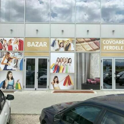 Decorarea fațadei unui magazin de covoare și perdele cu autocolant printat și grafică personalizată, aducând un aspect atrăgător și profesional.