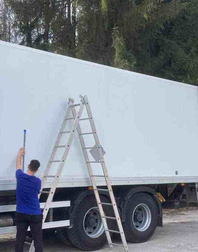 inscriptionari auto proces colantare camion aplicare folie profesionala