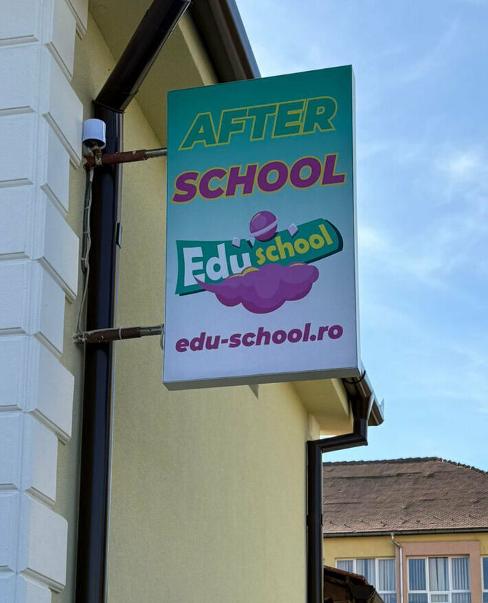 caseta luminoasa dubla fata Sibiu montaj perpendicular pe cladire pentru after school iluminare LED vizibilitate mare