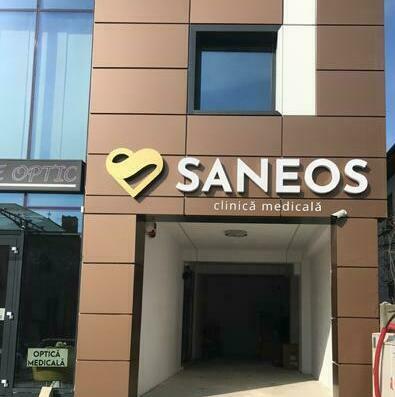 Realizare litere volumetrice luminoase și casetare bond personalizate pentru clinica medicală renumită SANEOS din Sibiu, garantând un aspect profesional și vizibilitate excelentă.