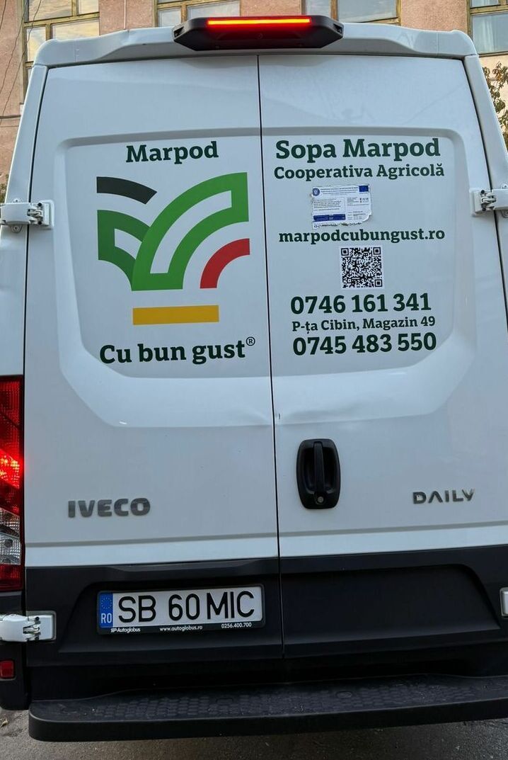 inscriptionare auto spate duba cu date de contact si branding firma in sibiu solutie eficienta pentru promovare si vizibilitate maxima