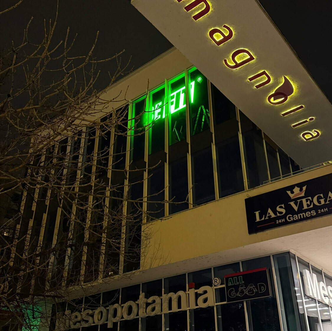 reclame luminoase cladire sibiu litere volumetrice si iluminare led pentru fatade comerciale cu impact vizual puternic si branding premium reclame luminoase sibiu montaj la inaltime pe cladiri si complexe comerciale cu litere volumetrice led si vizibilitate maxima noaptea