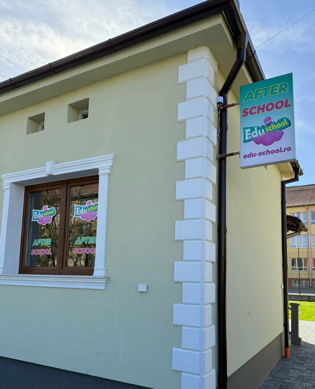 reclama luminoasa dubla fata Sibiu montata pe cladire pentru after school caseta luminoasa perpendiculara vizibila din strada