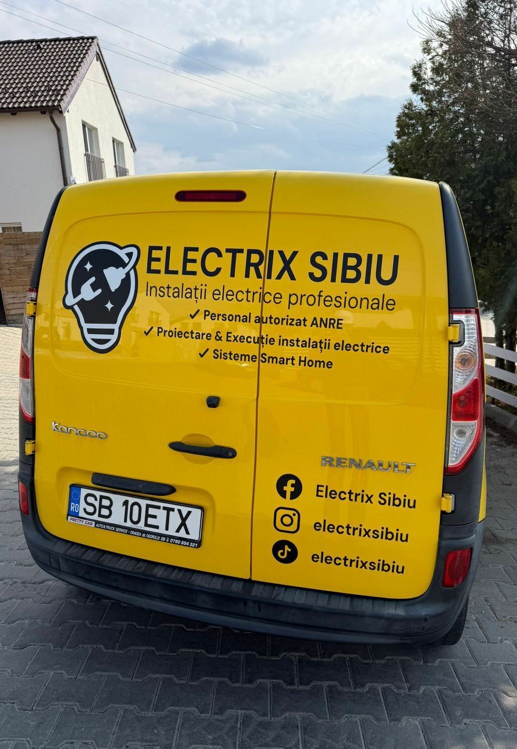 Branding auto Sibiu – inscriptionare duba firma pentru promovare si vizibilitate maxima Branding auto Sibiu realizat prin inscriptionare duba firma, autocolant rezistent exterior, solutie ideala pentru reclama pe masina