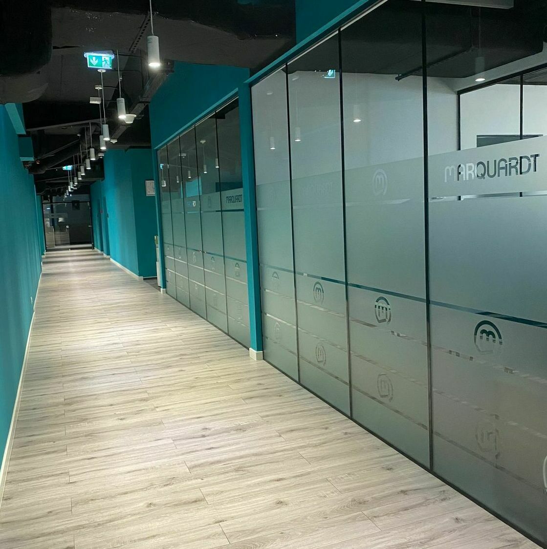 Decorare cu folie sablată personalizată în birourile companiei Marquardt, adăugând un touch elegant și profesional în interiorul lor.