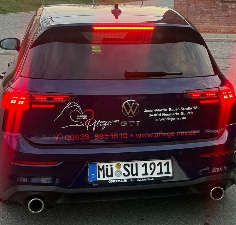 colantare auto spate masina sibiu pentru servicii medicale branding discret si impact vizual puternic pentru atragere clienti inscriptionare auto spate masina servicii medicale sibiu cu logo si date contact branding profesional pentru vizibilitate maxima si promovare eficienta