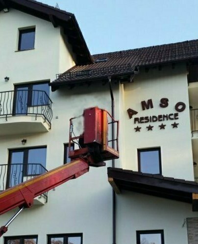 reclama luminoasa sibiu montaj la inaltime litere volumetrice pentru hotel si pensiuni productie si instalare profesionala