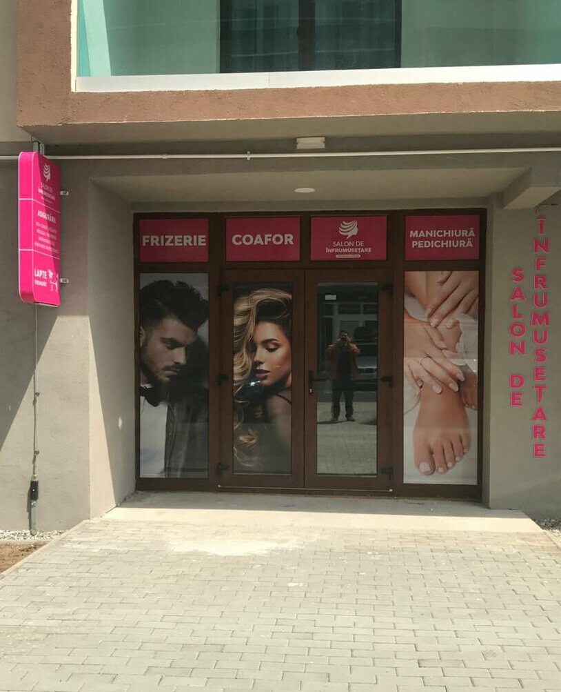 reclame luminoase sibiu pentru salon infrumusetare caseta dubla fata iluminata si litere volumetrice montate vertical iluminare led profesionala pentru vizibilitate maxima zi si noapte design modern si impact vizual puternic