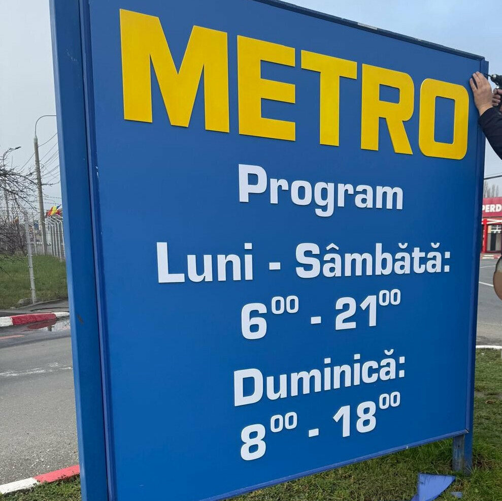 panou publicitar luminos exterior sibiu productie si montaj pentru magazine retail vizibilitate maxima si durabilitate ridicata panou luminos sibiu pentru magazin metro cu program functionare vizibil structura rezistenta si litere clare pentru informare clienti