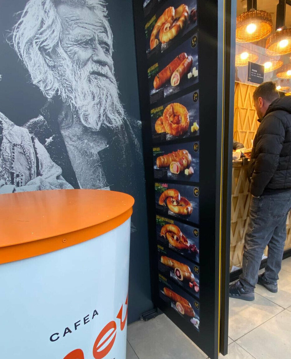 caseta luminoasa tip meniu sibiu dubla fata realizata pentru patiserie iluminare led uniforma afisare produse si preturi vizibilitate maxima la intrare