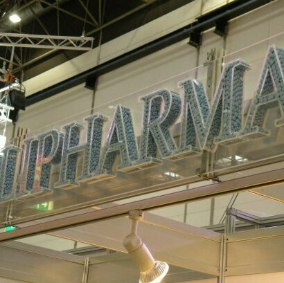 Realizarea inovativă a unor litere volumetrice din plexiglas umplute cu forme artificiale de medicamente din polistiren, personalizată pentru farmacia Polipharma din Sibiu