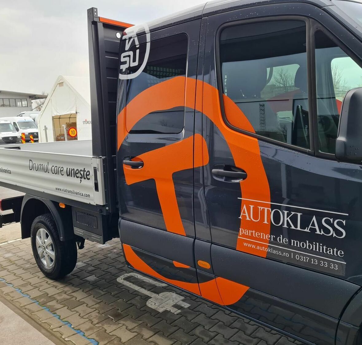 colantare auto mercedes autoklass sibiu pentru platforma transport branding profesional vizibilitate maxima si promovare eficienta in trafic inscriptionare auto platforma mercedes autoklass sibiu colantare profesionala pentru proiect viatransilvania branding auto cu impact vizual puternic