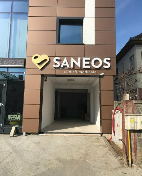 reclama luminoasa sibiu clinica saneos litere volumetrice iluminare led exterior