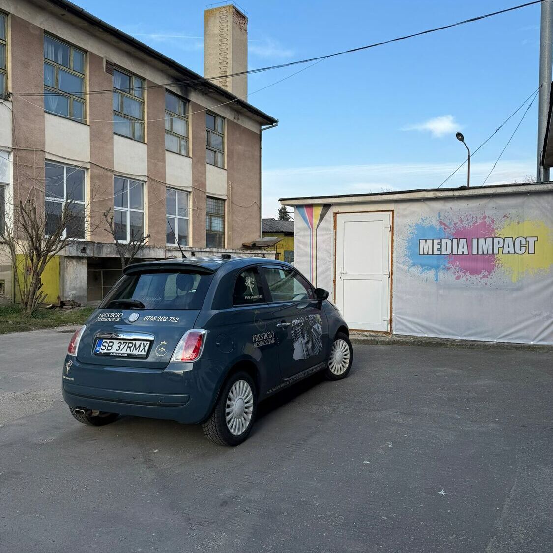 Inscriptionare auto Sibiu - branding masina firma RE/MAX pentru promovare imobiliara Inscriptionare auto Sibiu pentru masina de firma RE/MAX, branding auto profesional realizat cu design premium pentru promovare imobiliara