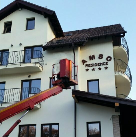 Realizarea unor litere volumetrice și reclame luminoase pentru școala de șoferi AMSO din județul Sibiu, montaj perfect executat cu macara