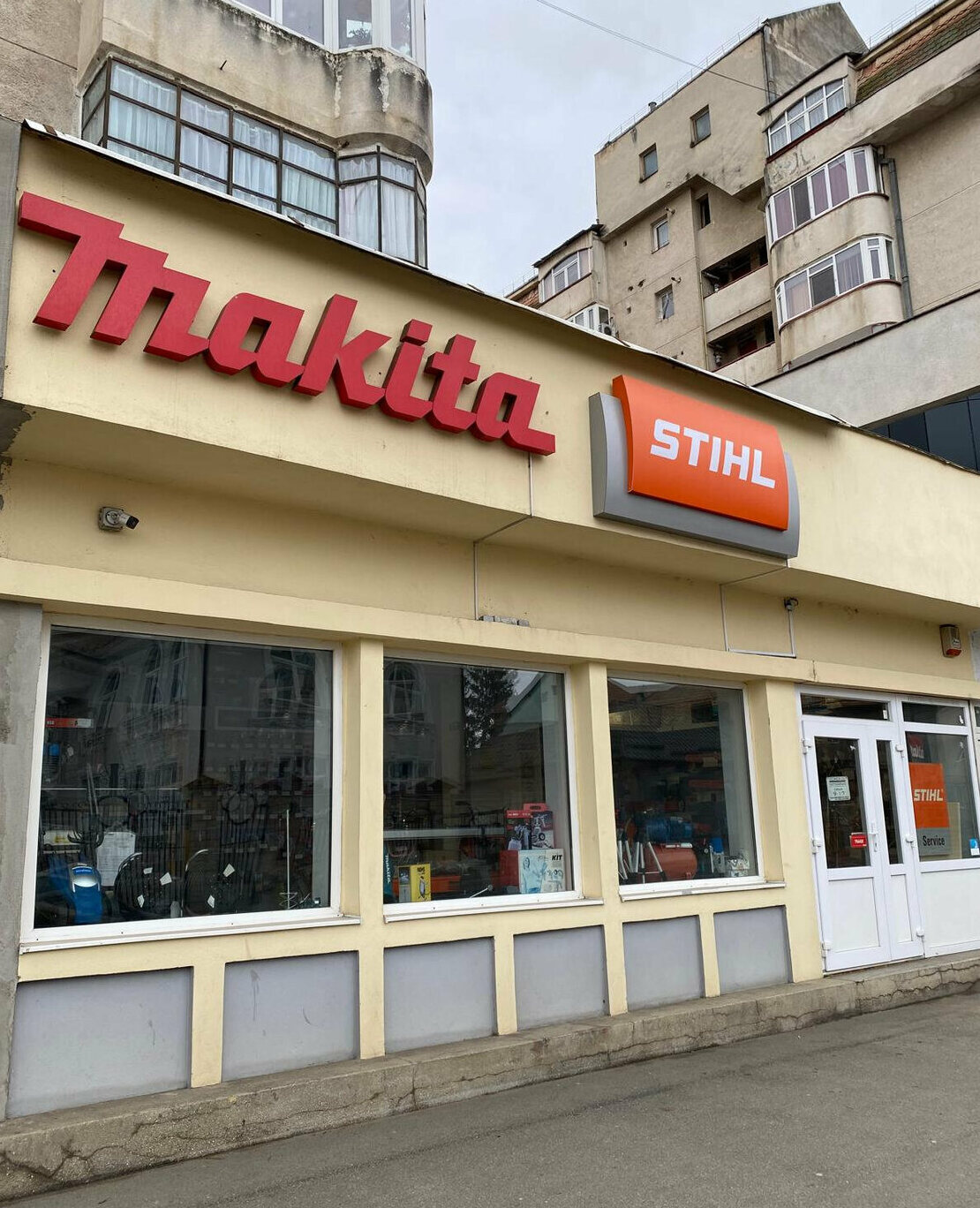 reclama luminoasa sibiu pentru magazine makita si stihl litere volumetrice premium si caseta luminoasa pentru vizibilitate maxima