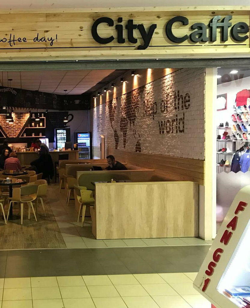 litere volumetrice luminoase sibiu pentru cafenea design modern interior iluminare led branding premium pentru coffee shop vizibilitate eleganta si atmosfera profesionala