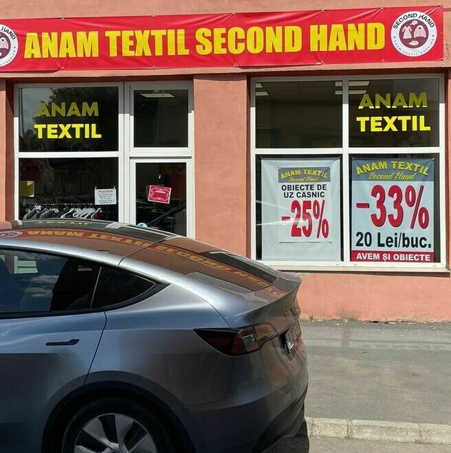 Serviciu de decorare exterioară și print indoor pentru magazinul second hand din Sibiu, inclusiv realizarea și montarea bannerului publicitar și decorarea geamurilor cu materiale publicitare.