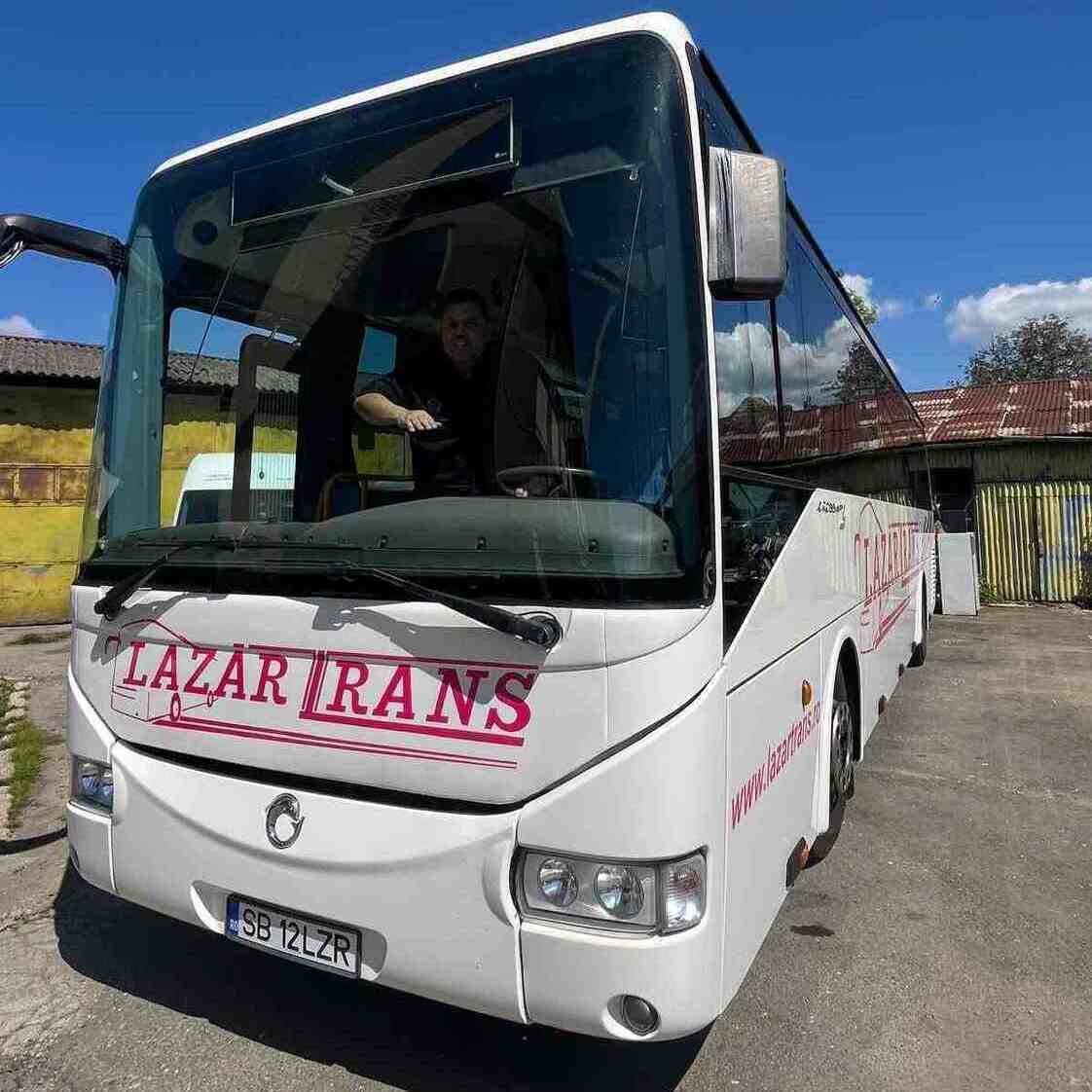 inscriptionare autocar sibiu vedere fata colantare auto profesionala transport persoane