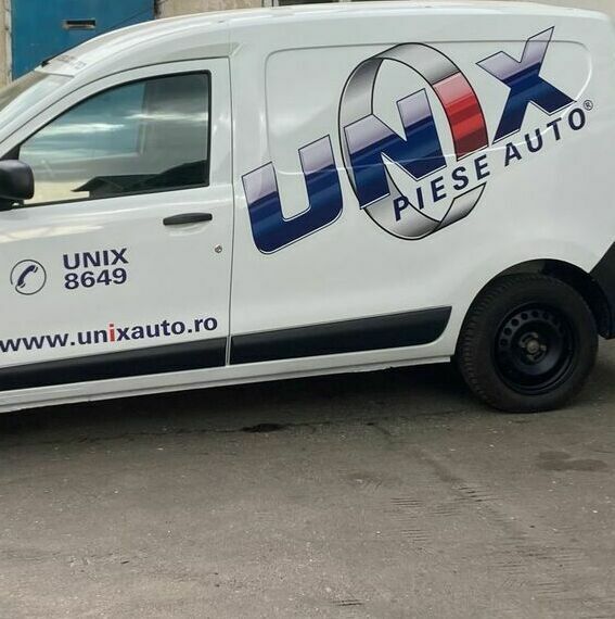 Decorarea intrării magazinului de carne din Sibiu cu autocolant printat și perdea printată, design personalizat și atrăgător.