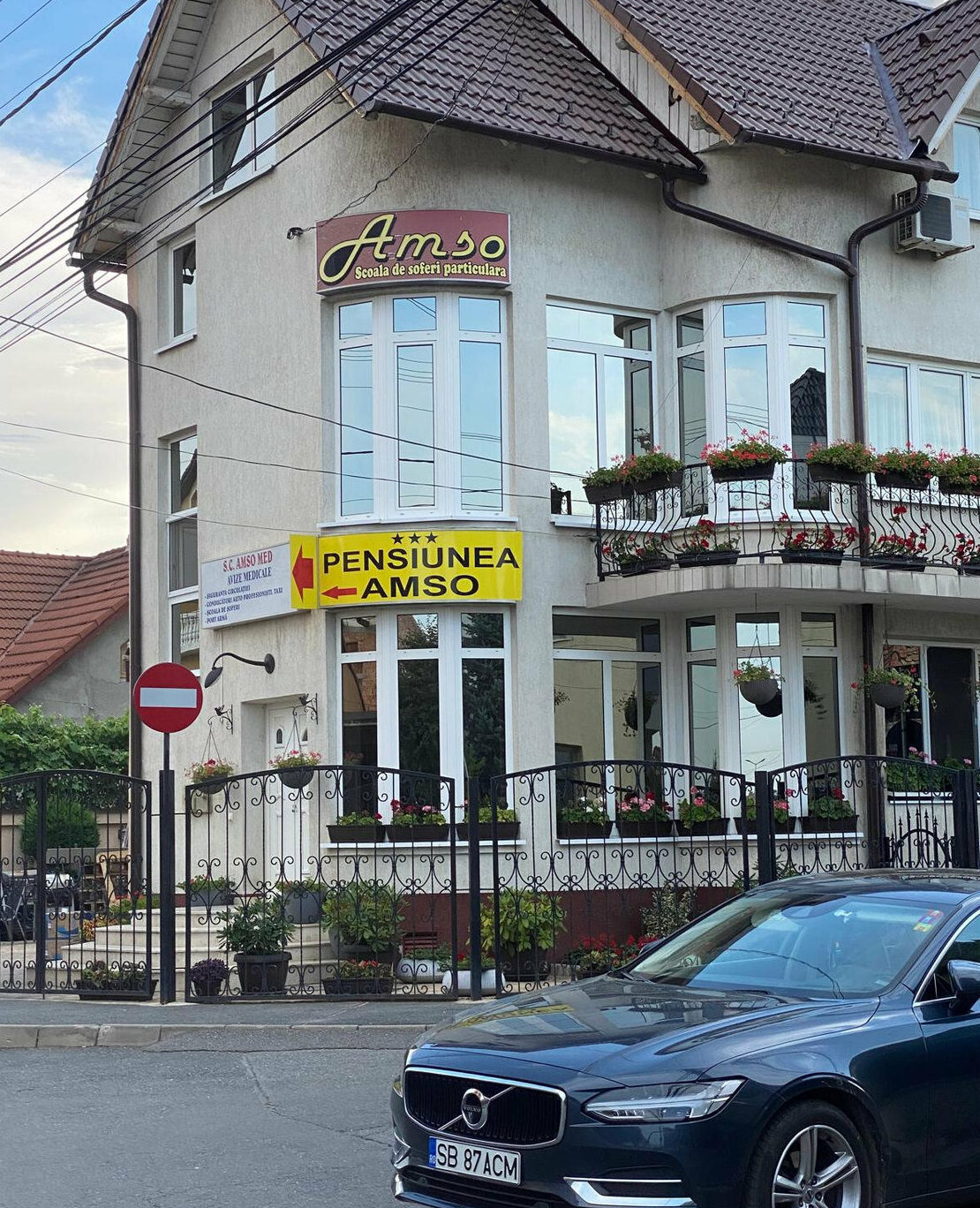 caseta luminoasa sibiu montata pe colt de cladire forma curbata rotunda pentru vizibilitate din mai multe directii productie si montaj profesional pentru pensiuni si scoli auto