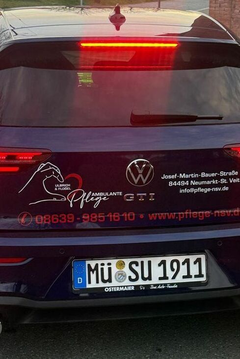 inscriptionare auto spate masina servicii medicale sibiu cu logo si date contact branding profesional pentru vizibilitate maxima si promovare eficienta