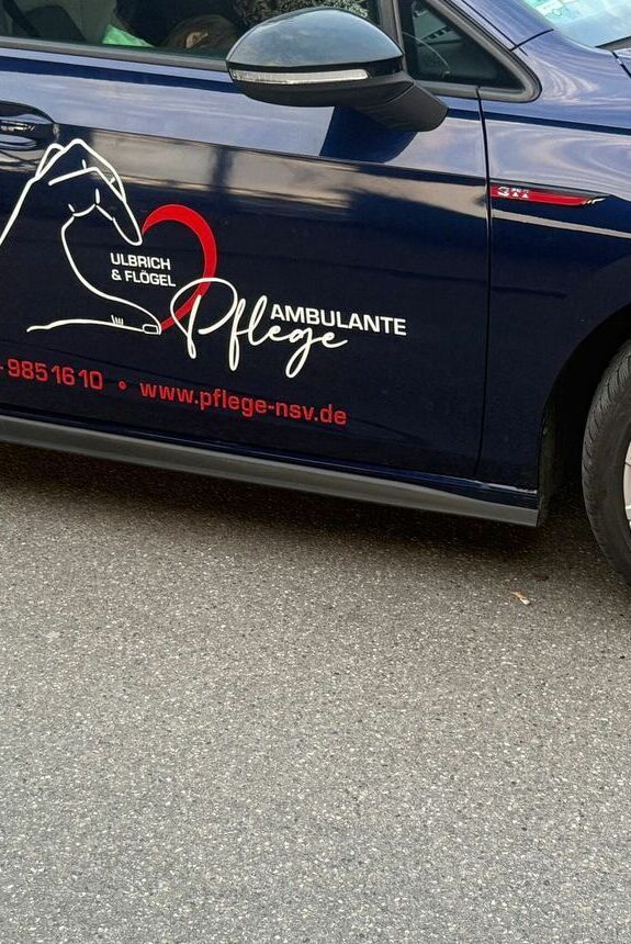 colantare auto lateral masina servicii medicale sibiu cu logo elegant si contact branding profesional pentru imagine premium si vizibilitate maxima