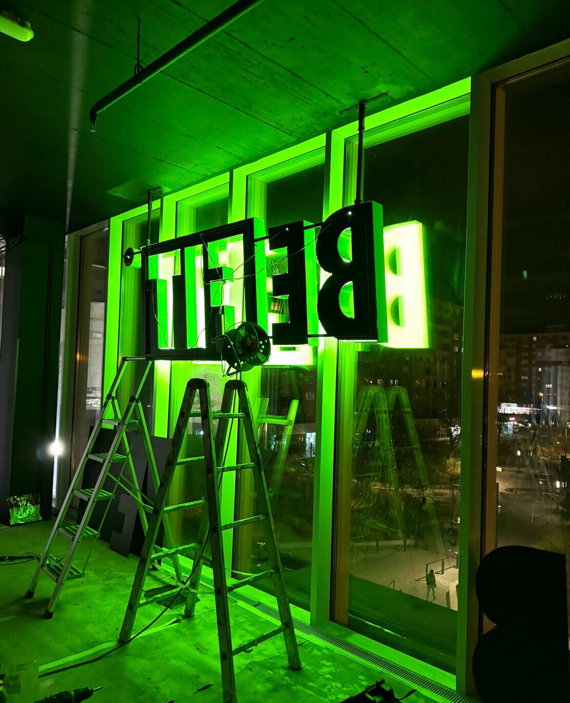 reclama luminoasa sibiu suspendata pentru befit realizata cu litere volumetrice iluminate montaj profesional pe structura metalica cu ancorare in beton pentru siguranta si vizibilitate maxima