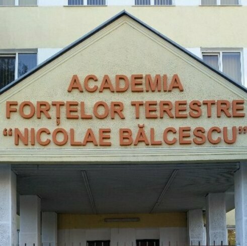 Montajul unor litere pentru intrarea în Academia din județul Sibiu
