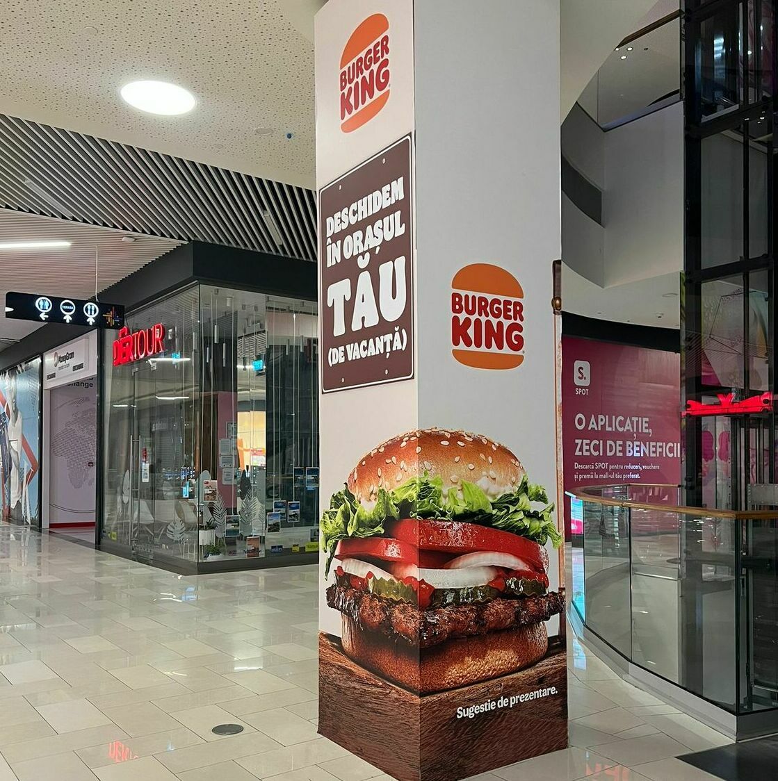 Imbrăcarea stâlpilor în autocolant, plăci de PVC printate conform graficii, design grafic pentru stâlpii interiori ai mall-ului principal din Sibiu