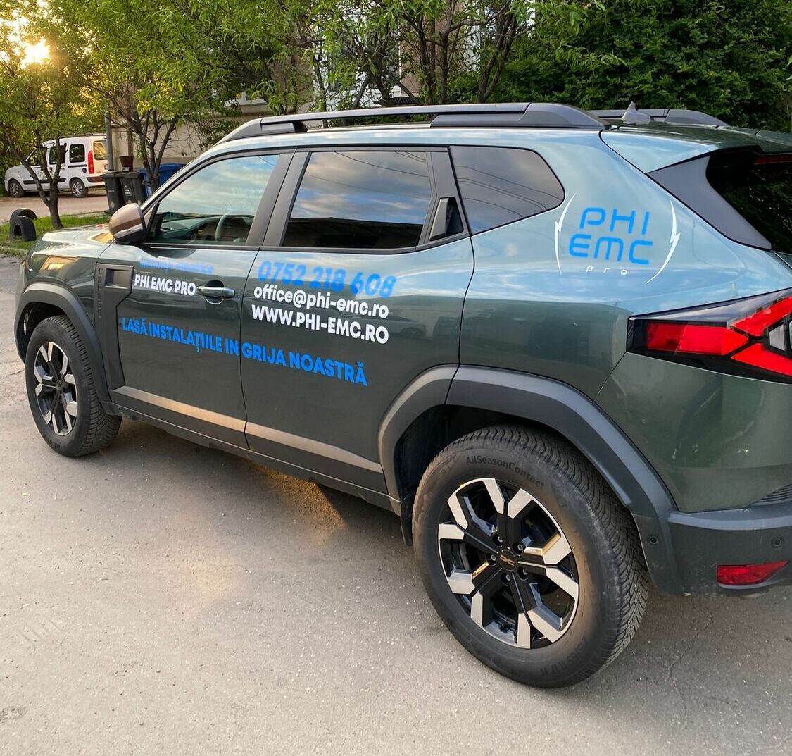inscriptionare auto servicii electrice sibiu pentru PHI EMC cu impact vizual puternic si promovare eficienta colantare auto lateral sibiu pentru firma electricieni cu branding clar si lizibilitate excelenta in trafic