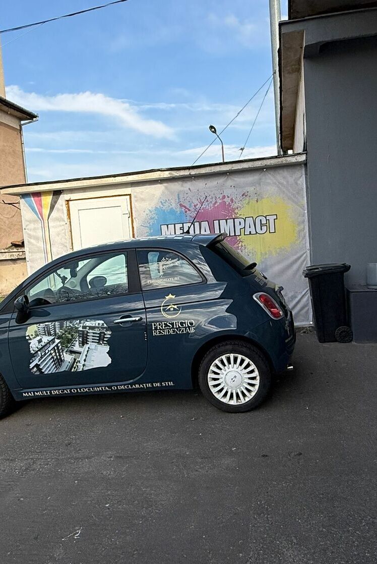 Branding auto Sibiu realizat prin inscriptionare profesionala pentru masina RE/MAX, colant auto premium pentru imagine de brand si reclamă mobila