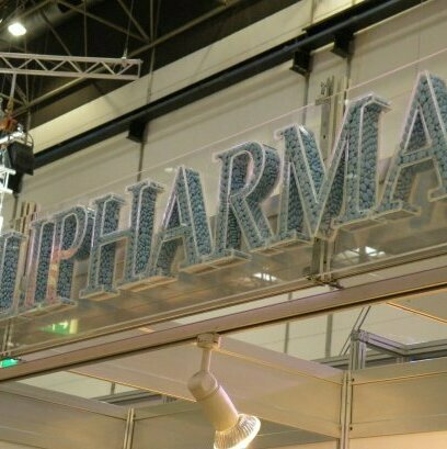 Realizarea inovativă a unor litere volumetrice din plexiglas umplute cu forme artificiale de medicamente din polistiren, personalizată pentru farmacia Polipharma din Sibiu