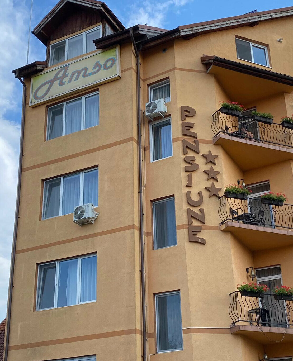 litere volumetrice luminoase sibiu productie si montaj pentru pensiuni si hoteluri montaj pe fatada vizibilitate excelenta de la distanta branding profesional pentru unitati de cazare