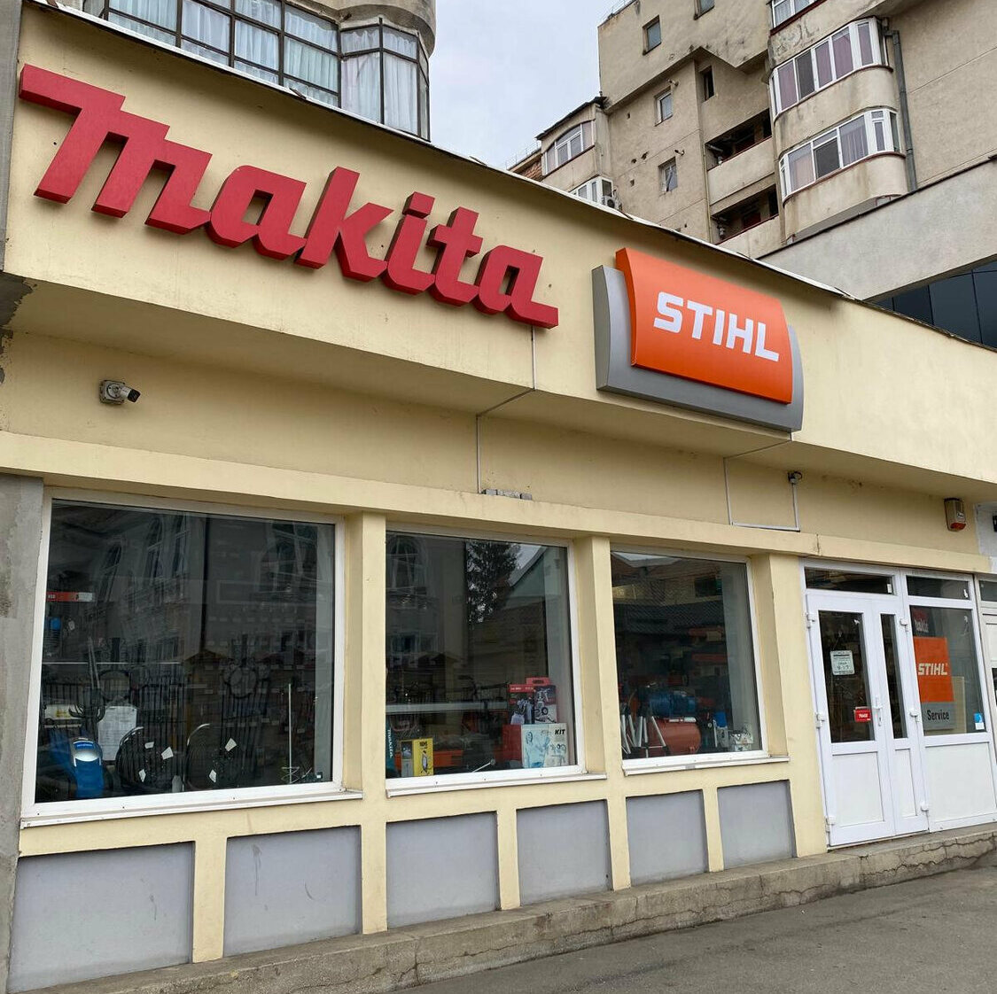 litere volumetrice si caseta luminoasa sibiu productie si montaj profesional pentru magazine retail impact vizual puternic si branding eficient reclama luminoasa sibiu pentru magazine makita si stihl litere volumetrice premium si caseta luminoasa pentru vizibilitate maxima