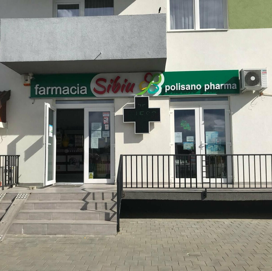 reclama luminoasa farmacie sibiu productie si montaj complet cu semnalistica led profesionala pentru identificare rapida si impact vizual puternic reclame luminoase sibiu pentru farmacie caseta luminoasa cu litere volumetrice si cruce led pentru vizibilitate maxima zi si noapte