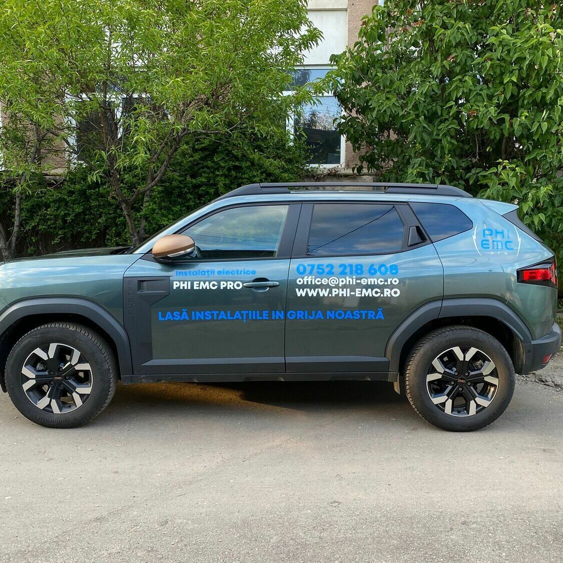 inscriptionare auto personalizata sibiu pentru firme de servicii cu branding premium si rezultate eficiente colantare auto design grafic sibiu pentru PHI EMC cu machetare profesionala si adaptare pe fiecare tip de masina