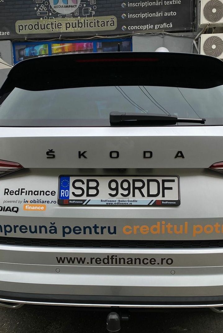 inscriptionare auto redfinance sibiu colantare profesionala masina pentru promovare servicii financiare cu impact vizual puternic