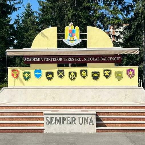 Totem și podium pentru armata și forțele terestre, proiectare și confecționare personalizată, grafică detaliată, proiect luminos și neluminos.