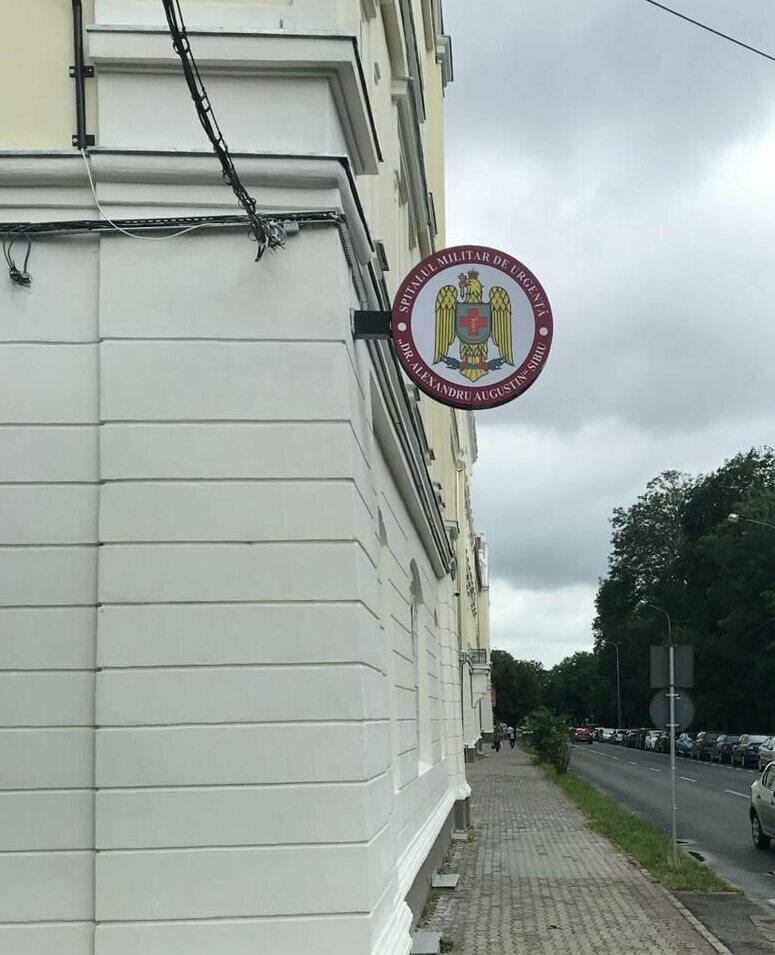 caseta luminoasa sibiu dubla fata realizata pentru spitalul militar montaj pe consola metalica vizibilitate maxima din ambele sensuri pentru orientare rapida si identificare clara