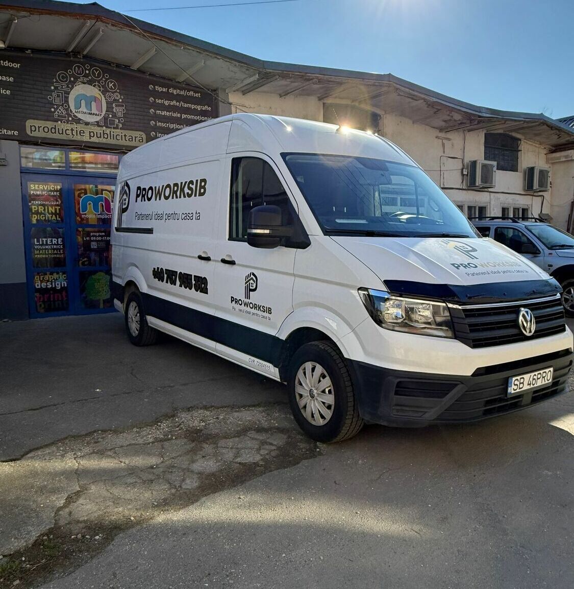 inscriptionare auto Sibiu duba VW colantata complet pentru reclama eficienta inscriptionare auto sibiu duba volkswagen colantare integrala cu elemente grafice si contact vizibil