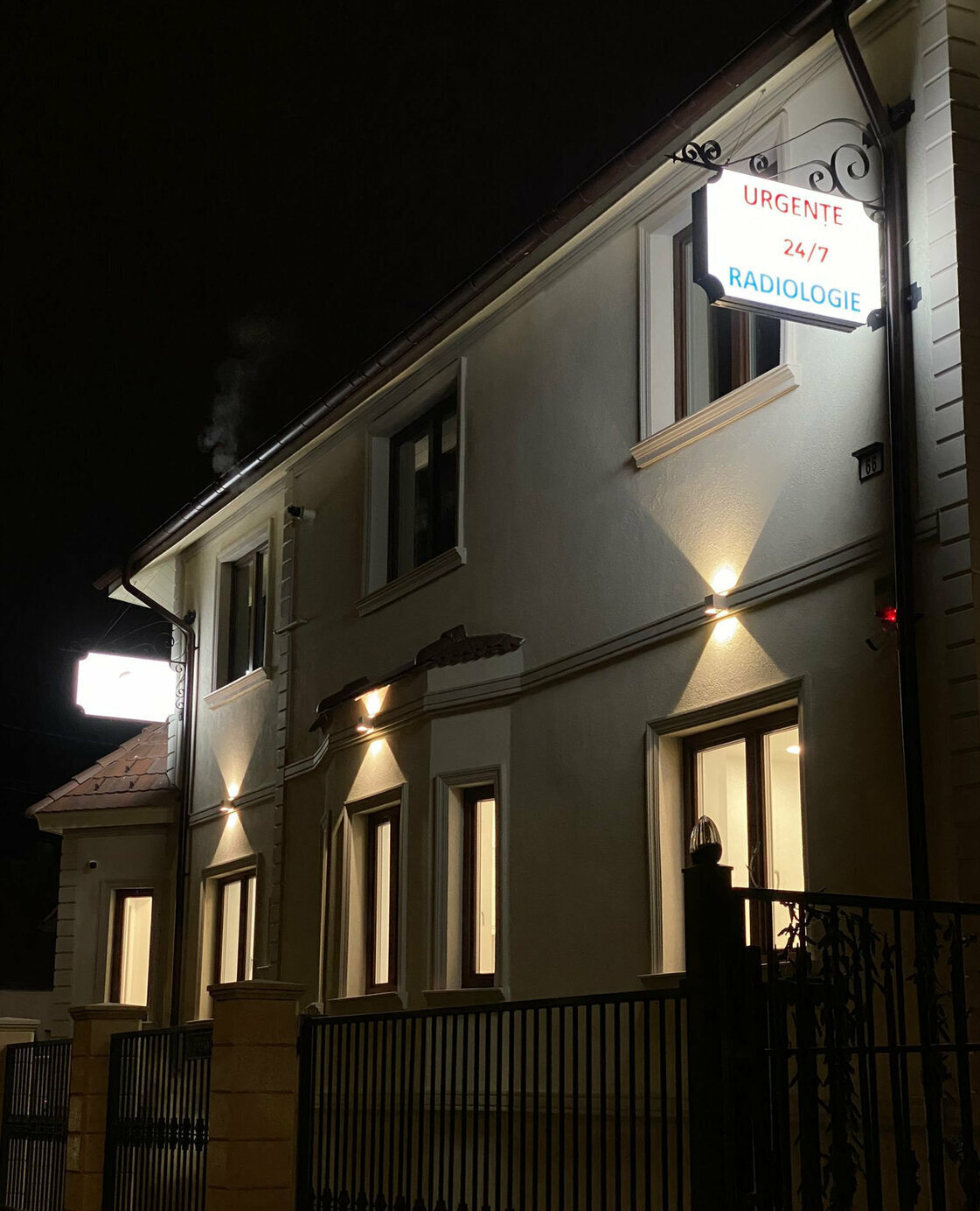 reclame luminoase fata verso sibiu montate pe cladire iluminate noaptea pentru vizibilitate maxima in trafic