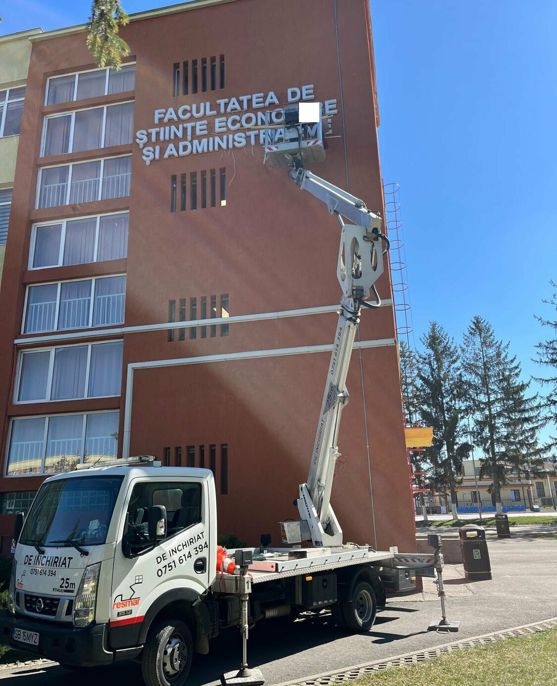 litere volumetrice sibiu facultatea de stiinte economice montaj nacela fatada cladire dimensiuni mari