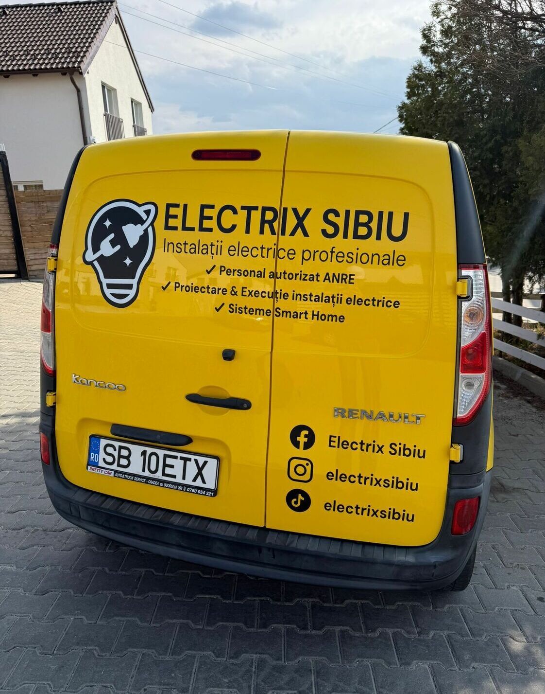 Branding auto Sibiu realizat prin inscriptionare duba firma, autocolant rezistent exterior, solutie ideala pentru reclama pe masina