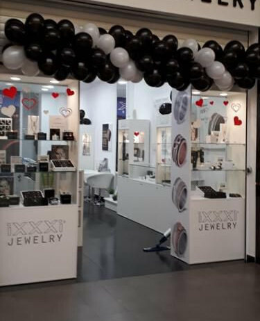 reclame luminoase sibiu realizate pentru magazine in mall litere volumetrice iluminate si casete premium pentru branding elegant si vizibilitate maxima in spatii comerciale