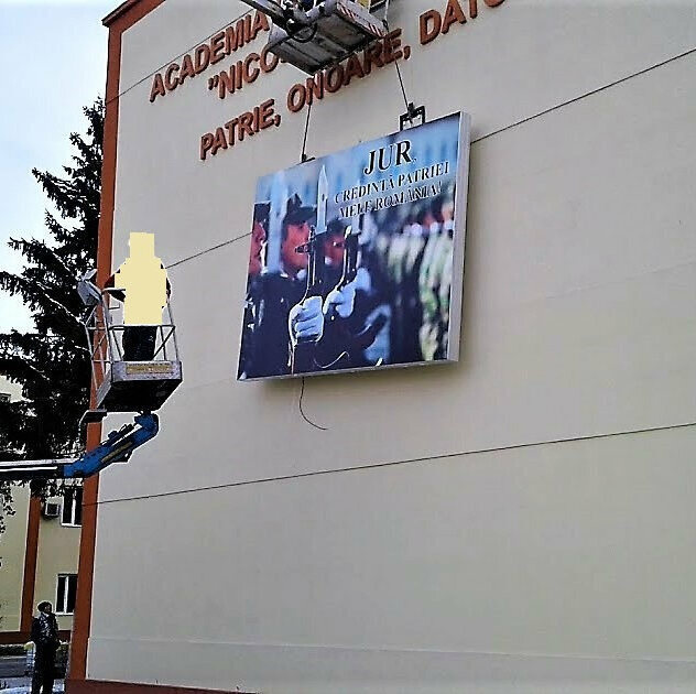 reclame luminoase mari sibiu casete si litere volumetrice iluminare led pentru vizibilitate maxima pe fatade si institutii reclame luminoase sibiu de mari dimensiuni cu caseta luminoasa si litere volumetrice montaj profesional la inaltime pentru cladiri