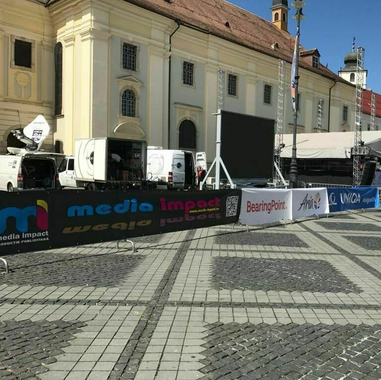 Bannere publicitare create, printate și montate de Media Impact în Piața Mare din Sibiu pentru diverse evenimente