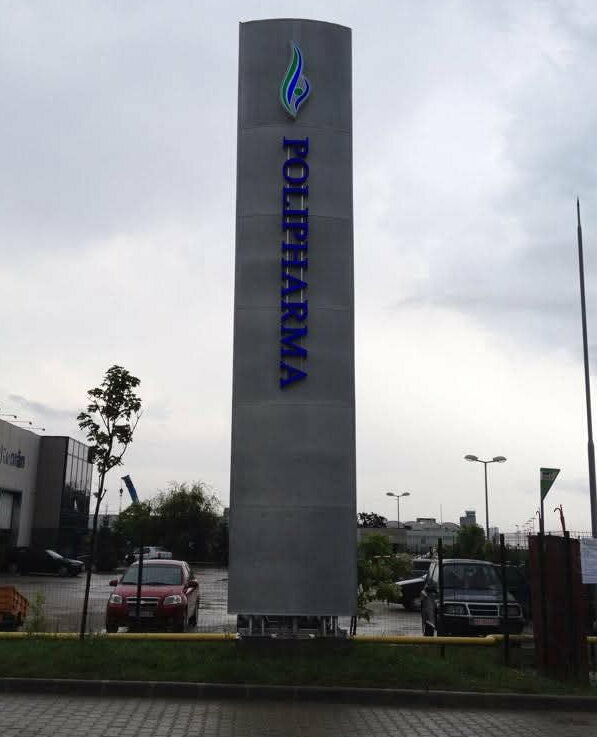 totem luminos fata verso sibiu de mari dimensiuni pentru branding exterior cu iluminare led si vizibilitate maxima