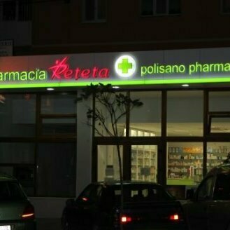 Realizare reclame luminoase personalizate pentru farmacii renumite din orașul Sibiu, cu design atrăgător și iluminare eficientă