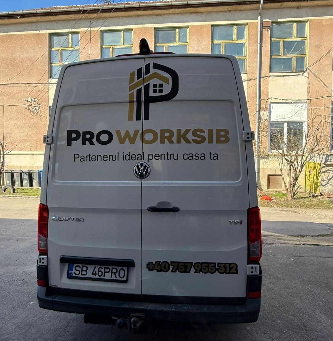 personalizare auto Sibiu colantare spate duba pentru branding puternic personalizare auto sibiu duba colantare spate cu logo si mesaj vizibil pentru trafic urban
